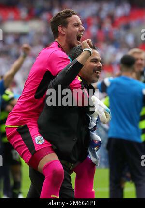 Directeur de Huddersfield Town, David Wagner et le gardien de but Danny Ward célèbrent après avoir battu Reading sur les pénalités pour atteindre la première ligue - Huddersfield Town v Reading, Sky Bet Championship Play-Off final, Wembley Stadium, Londres - 29th mai 2017. Banque D'Images