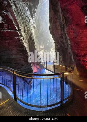 Cascade dans une grotte aux lumières colorées cascate del varone Banque D'Images