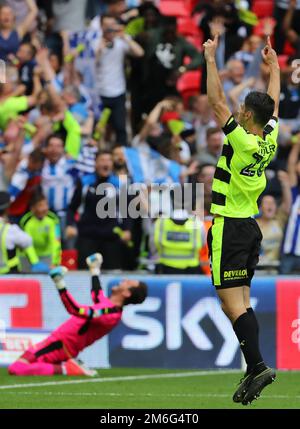 Christopher Schindler célèbre après avoir marqué sa pénalité de victoire avec Goalkeeper, arrière-plan de Danny Ward à genoux - Huddersfield Town v Reading, finale de jeu du championnat Sky Bet, Wembley Stadium, Londres - 29th mai 2017. Banque D'Images