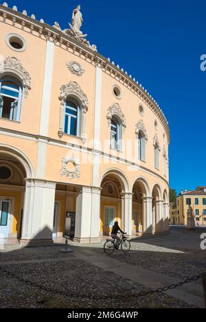 Padoue Teatro Verdi, vue sur l'extérieur néo-classique du Teatro Verdi (1751) dans la ville de Padoue, Vénétie, Italie Banque D'Images