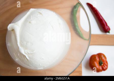 La mozzarella est un fromage italien du sud, traditionnellement fait à partir de lait de buffle italien en utilisant la méthode de pâtes hilada. Banque D'Images