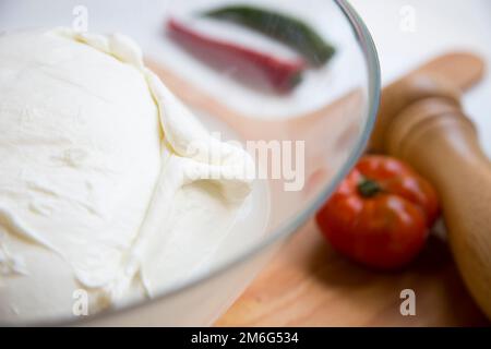 La mozzarella est un fromage italien du sud, traditionnellement fait à partir de lait de buffle italien en utilisant la méthode de pâtes hilada. Banque D'Images