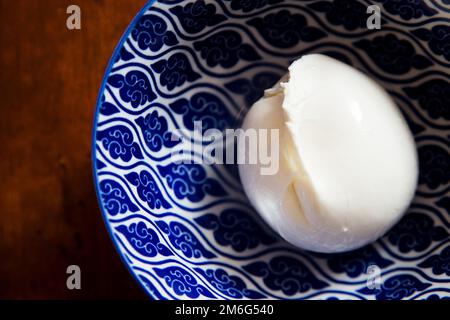 La mozzarella est un fromage italien du sud, traditionnellement fait à partir de lait de buffle italien en utilisant la méthode de pâtes hilada. Banque D'Images