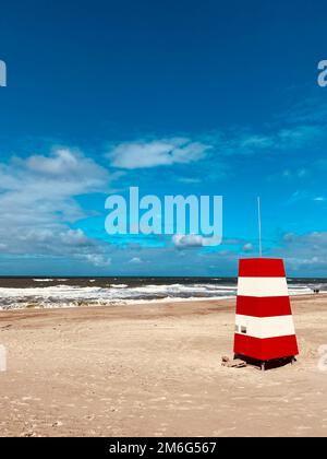 Maison de maître-nageur sur la plage de la mer du Nord au Danemark Banque D'Images