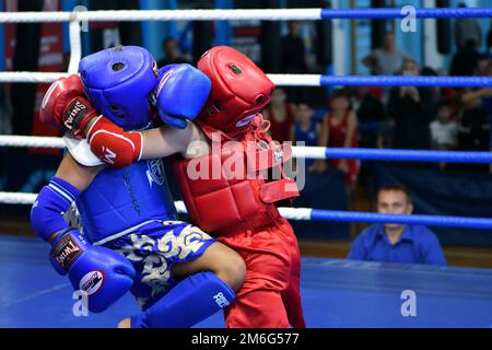 Orenbourg, Russie - 20 octobre 2019: Un garçon concourra en boxe thaï pour la coupe d'Orenbourg en boxe thaï Banque D'Images