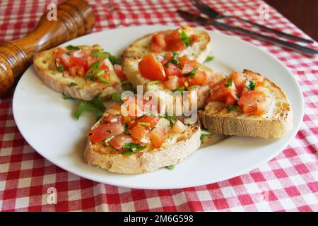 Bruschetta est un antipasti d'Italie composé de pain grillé frotté à l'ail et recouvert d'huile d'olive et de sel. Banque D'Images