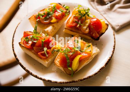 Bruschetta est un antipasti d'Italie composé de pain grillé frotté à l'ail et recouvert d'huile d'olive et de sel. Banque D'Images