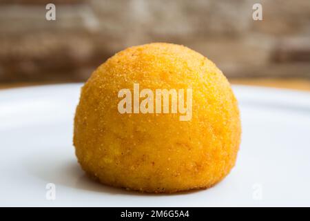 L'arancini est une spécialité de la cuisine sicilienne. Ils sont farcis panés et frits boulettes de riz ou cônes Banque D'Images