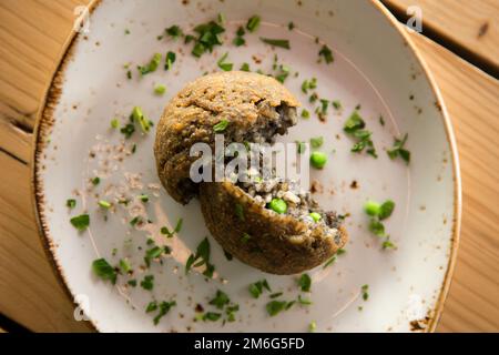 L'arancini est une spécialité de la cuisine sicilienne. Ils sont farcis panés et frits boulettes de riz ou cônes Banque D'Images