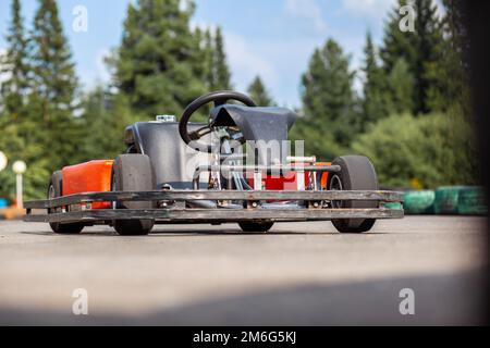 Une voiture de karting se trouve sur l'autoroute et attend le conducteur Banque D'Images