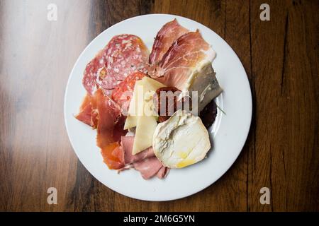 Antipasti italiens à Naples. L'antipasti est un type de départ typique de la gastronomie italienne Banque D'Images