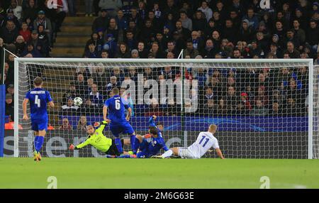 Kasper Schmeichel de Leicester City fait une économie - Leicester City v FC Copenhagen, UEFA Champions League, Leicester City Stadium, Leicester - 18th octobre 2016. Banque D'Images