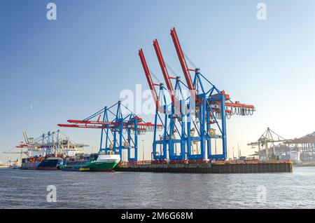 Navires-conteneurs et installations portuaires au terminal à conteneurs de Burchardkai, dans la zone portuaire de Hambourg, en Allemagne Banque D'Images