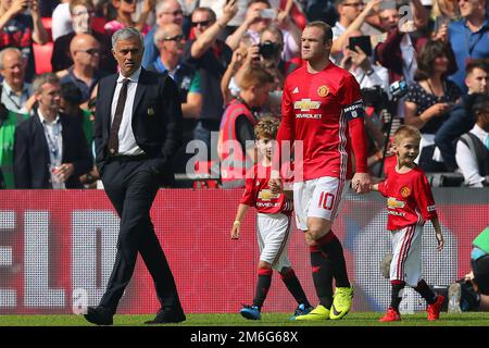 Le directeur de Manchester United, José Mourinho, mène de son côté avec le capitaine, Wayne Rooney de Manchester United - Leicester City contre Manchester United, FA Community Shield, Wembley Stadium, Londres - 7th août 2016 Banque D'Images