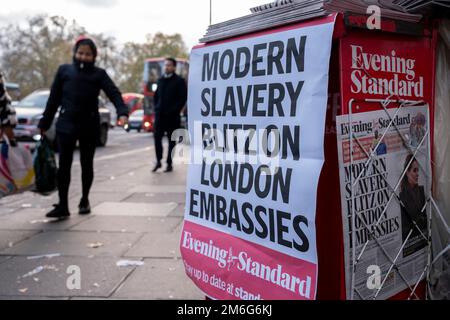 Evening Standard affiche de titre du journal relative à l'esclavage moderne à Londres embassieson 2nd décembre 2022 à Londres, Royaume-Uni. À la suite d'une décision de la Cour suprême selon laquelle des éléments de la loi de 1978 sur l'immunité des États ou de la LFI ne sont pas en accord avec la Convention européenne des droits de l'homme, Une nouvelle loi sera adoptée pour empêcher les ambassades étrangères à Londres de réclamer l'immunité contre les actions judiciaires engagées par les "travailleurs nationaux" sous leur emploi. La loi permettra à ces travailleurs des amener à un tribunal de l'emploi pour faute professionnelle, y compris ce qu'on appelle «l'esclavage de jour». Banque D'Images