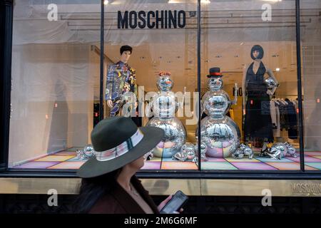 Vitrine de la boutique de Noël avec des bonhommes de neige miroir dans le Moschino, juste à côté de Bond Street le 2nd décembre 2022 à Londres, Royaume-Uni. Bond Street est l'une des rues principales du quartier commerçant du West End et est très haut de gamme. C'est une rue commerçante à la mode depuis le 18th siècle. La riche et riche boutique ici principalement pour la mode haut de gamme et les bijoux. Banque D'Images