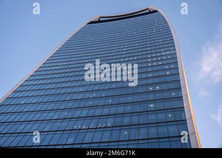 20 Fenchurch Street gratte-ciel vu entre les anciens bâtiments de la City de Londres le 6th décembre 2022 à Londres, Royaume-Uni. 20 Fenchurch Street est un gratte-ciel commercial de Londres qui tire son nom de son adresse sur Fenchurch Street, dans le quartier financier historique de la ville de Londres. Il a été surnommé le Walkie-Talkie en raison de sa forme distinctive. Banque D'Images