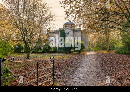 Vue latérale de la chapelle Gibside vue depuis le sentier avec porte en métal au premier plan. Banque D'Images