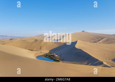 Beau lac croissant dans la montagne de sable chantant Banque D'Images