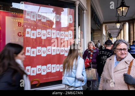 Des gens, y compris des acheteurs et des visiteurs, et sur les magasins qui passent leurs ventes de janvier dans le centre-ville le 29th décembre 2022 à Bath, Royaume-Uni. Bath est une ville du comté de Somerset, connue pour ses bains romains, et dont le nom lui donne son nom, et dont l'architecture géorgienne est faite à partir de la pierre de bain couleur miel locale. La ville est devenue un site du patrimoine mondial en 1987, et a été par la suite ajoutée au site transnational du patrimoine mondial connu sous le nom de « grandes villes thermales d'Europe » en 2021. Banque D'Images