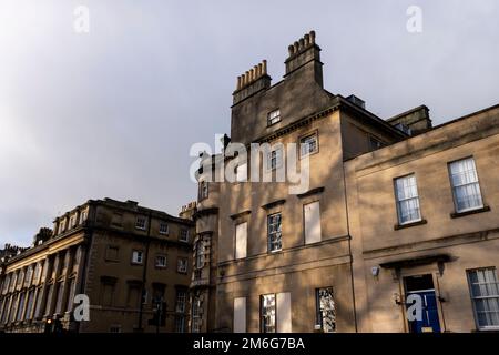 Toits et cheminées de bâtiments géorgiens dont certaines ont bloqué les fenêtres en raison de la taxe historique sur les fenêtres le 29th décembre 2022 à Bath, Royaume-Uni. La taxe sur les fenêtres était une taxe foncière basée sur le nombre de fenêtres dans une maison. C'était une force sociale, culturelle et architecturale importante en Angleterre au cours des 18th et 19th siècles. Pour éviter la taxe, certaines maisons de la période peuvent être vues pour avoir des viains de viatre. La taxe a été introduite en 1696 et a été abrogée en 1851 Bath est une ville du comté de Somerset, connue et nommée d'après ses bains romains, et ses archi géorgiens Banque D'Images