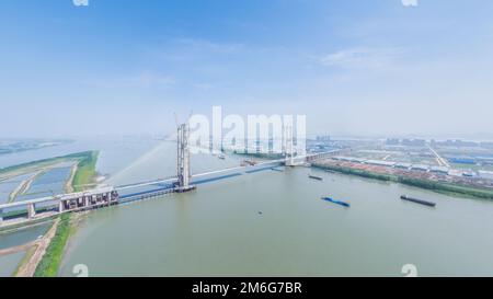 Pont suspendu en câble en construction sur la rivière Yangtze Banque D'Images