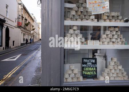 Des gens, y compris des acheteurs et des visiteurs, dans le centre-ville de Paxton et de Whitfield cheesemongers le 29th décembre 2022 à Bath, Royaume-Uni. Bath est une ville du comté de Somerset, connue pour ses bains romains, et dont le nom lui donne son nom, et dont l'architecture géorgienne est faite à partir de la pierre de bain couleur miel locale. La ville est devenue un site du patrimoine mondial en 1987, et a été par la suite ajoutée au site transnational du patrimoine mondial connu sous le nom de « grandes villes thermales d'Europe » en 2021. Banque D'Images