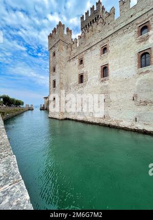 Rue du château de Scaligero à Sirmione au lac de garde en italie Banque D'Images