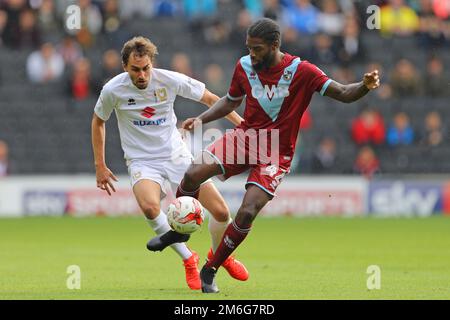 Edward Upson de Milton Keynes dons et Remie Streete de Port Vale - Milton Keynes dons / Port Vale, Sky Bet League One, Stadium mk, Milton Keynes - 9th octobre 2016. Banque D'Images