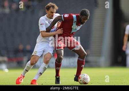 Edward Upson de Milton Keynes dons et Remie Streete de Port Vale - Milton Keynes dons / Port Vale, Sky Bet League One, Stadium mk, Milton Keynes - 9th octobre 2016. Banque D'Images