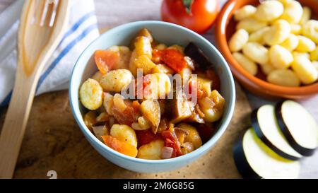 Gnocchi sauté aux légumes grillés. Recette italienne typique Banque D'Images