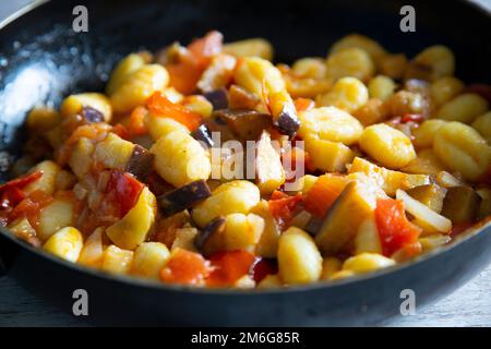 Gnocchi sauté aux légumes grillés. Recette italienne typique Banque D'Images
