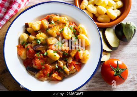 Gnocchi sauté aux légumes grillés. Recette italienne typique Banque D'Images