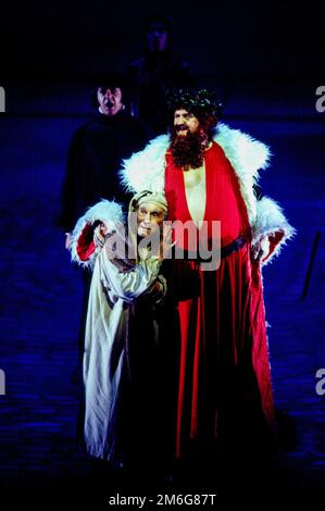 l-r: Clive Francis (Ebenezer Scrooge), John Kane (l'Esprit de Noël présent) dans Un CHANT DE NOËL par Charles Dickens à la Royal Shakespeare Company (RSC), Barbican Theatre, Barbican Centre, Londres EC2 28/11/1994 adapté par John Mortimer Music: Nigel Hess Set design: John Gunter costumes: Deirdre Clancy Lighting: Nigel Levemer chorégraphie: Lindsay Dolan directeur: Ian Judge Banque D'Images