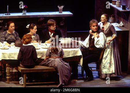 Dîner de Noël à la cratchit, l-r: Sara Weymouth (Martha), Vicky Blake (Belinda), Roger Moss (Peter), Paul Greenwood (Bob Cracchit), Polly James (Mme Cracchit) dans Un NOËL CAROL par Charles Dickens à la Royal Shakespeare Company (RSC), Barbican Theatre, Barbican Centre, Londres EC2 28/11/1994 adapté par John Mortimer Music: Nigel Hess set design: John Gunter costumes: Deirdre Clancy éclairage: Nigel Levings chorégraphie: Lindsay Dolan réalisateur: Ian Judge Banque D'Images