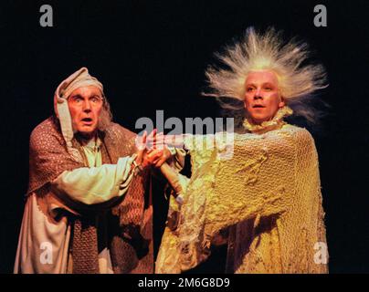 l-r: Clive Francis (Ebenezer Scrooge), Jamie Newall (l'esprit du passé de Noël) dans Un CHANT DE NOËL par Charles Dickens à la Royal Shakespeare Company (RSC), Barbican Theatre, Barbican Centre, Londres EC2 07/12/1995 adapté par John Mortimer Music: Nigel Hess Set design: John Gunter costumes: Deirdre Clancy Lighting: Nigel Levings: Lindsay Dolan directeur: Ian Judge Banque D'Images