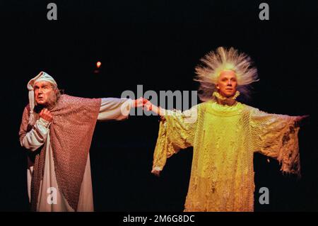 l-r: Clive Francis (Ebenezer Scrooge), Jamie Newall (l'esprit du passé de Noël) dans Un CHANT DE NOËL par Charles Dickens à la Royal Shakespeare Company (RSC), Barbican Theatre, Barbican Centre, Londres EC2 07/12/1995 adapté par John Mortimer Music: Nigel Hess Set design: John Gunter costumes: Deirdre Clancy Lighting: Nigel Levings: Lindsay Dolan directeur: Ian Judge Banque D'Images