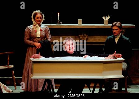 Dourning Tiny Tim - l-r: Polly James (Mme Cratchit), Paul Greenwood (Bob Cratchit), Roger Moss (Peter) dans Un NOËL CAROL par Charles Dickens à la Royal Shakespeare Company (RSC), Barbican Theatre, Barbican Centre, Londres EC2 07/12/1995 adapté par John Mortimer Music: Nigel Hess Set design: John Gunter costumes: Deirdre Clancy Lighting: Nigel Levings chorégraphie: Lindsay Dolan réalisateur: Ian Judge Banque D'Images