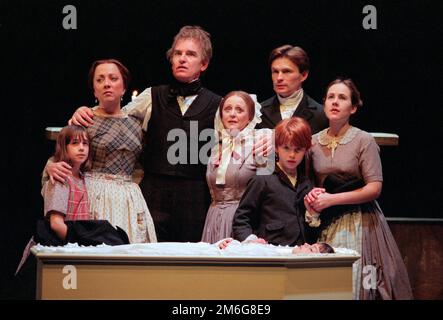 Mourning Tiny Tim - arrière, l-r: Sara Weymouth (Martha), Polly James (Mme Cracchit), Paul Greenwood (Bob Cracchit), Roger Moss (Peter), Vicky Blake (Belinda) dans Un NOËL CAROL par Charles Dickens à la Royal Shakespeare Company (RSC), Barbican Theatre, Barbican Centre, Londres EC2 07/12/1995 adapté par John Mortimer Music: Nigel Hess set design: John Gunter costumes: Deirdre Clancy éclairage: Nigel Levings chorégraphie: Lindsay Dolan réalisateur: Ian Judge Banque D'Images