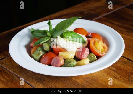 Gnocchi sauté aux légumes grillés. Recette italienne typique Banque D'Images