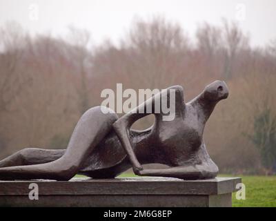 Un bronze Henry Moore dans le Parc de Sculpture de l'UEA Banque D'Images