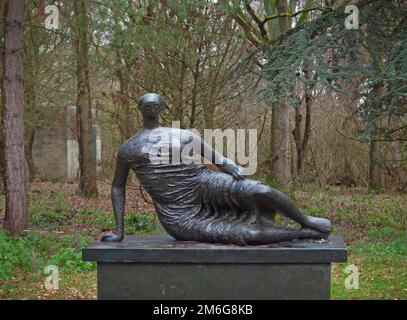 Un bronze Henry Moore dans le Parc de Sculpture de l'UEA Banque D'Images