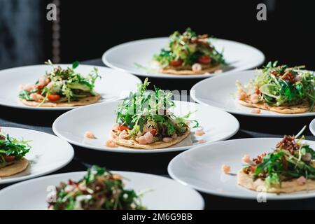Ensemble de tacos aux crevettes épicés avec coleslaw et salsa servi dans un restaurant Banque D'Images