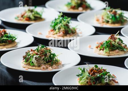 Ensemble de tacos aux crevettes épicés avec coleslaw et salsa servi dans un restaurant Banque D'Images