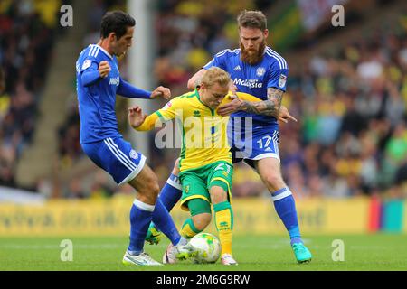 Alex Pritchard de la ville de Norwich passe entre Peter Whittingham (à gauche) et Aron Gunnarsson (à droite) de Cardiff City - Norwich City / Cardiff City, Sky Bet Championship, Carrow Road, Norwich - 10th septembre 2016. Banque D'Images