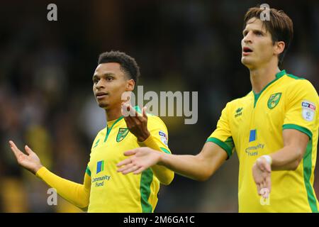 Josh Murphy de Norwich City fête avec Timm Klose après avoir marqué pour faire 3-1 - Norwich City contre Cardiff City, Sky Bet Championship, Carrow Road, Norwich - 10th septembre 2016. Banque D'Images