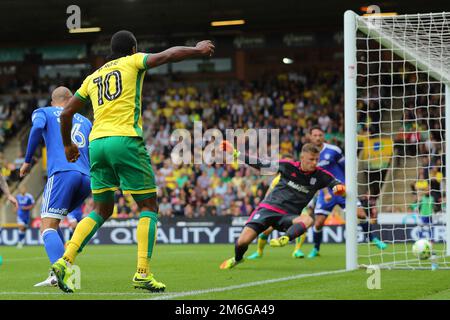 Cameron Jerome de Norwich City marque le but d'ouverture, en faisant 1-0 - Norwich City / Cardiff City, Sky Bet Championship, Carrow Road, Norwich - 10th septembre 2016. Banque D'Images