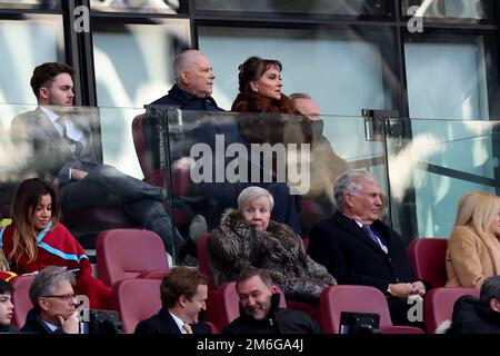 27th février 2022 ; London Stadium, Londres, Angleterre ; Premier League football West Ham versus Wolverhampton Wanderers ; West Ham United Co-propriétaire David Gold dans les stands Banque D'Images