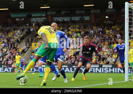 Cameron Jerome de Norwich City marque le but d'ouverture, en faisant 1-0 - Norwich City / Cardiff City, Sky Bet Championship, Carrow Road, Norwich - 10th septembre 2016. Banque D'Images