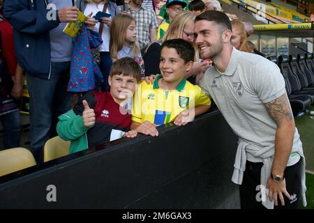 Robbie Brady de Norwich City pose avec de jeunes fans pour des photographies - Norwich City v Hannover 96, pré-saison amicale, Carrow Road, Norwich - 30th juillet 2016 Banque D'Images